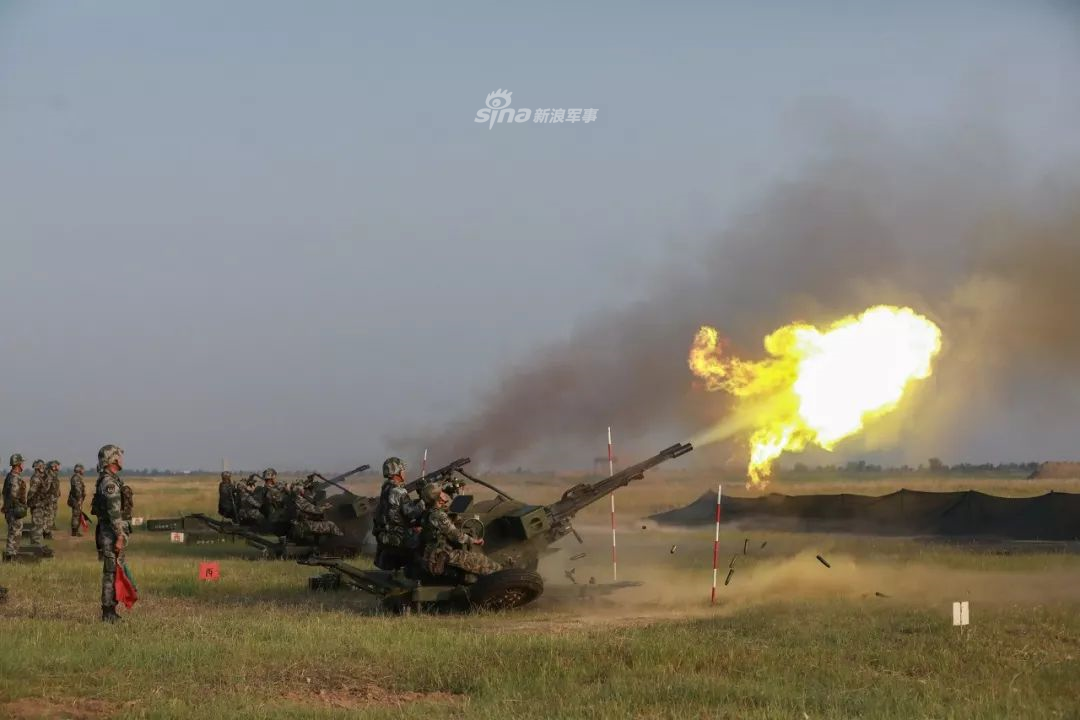 Hoả lực phòng không trong trận địa pháo của Trung Quốc khai hoả tiêu diệt mục tiêu bay giả định. Nguồn ảnh: Sina.