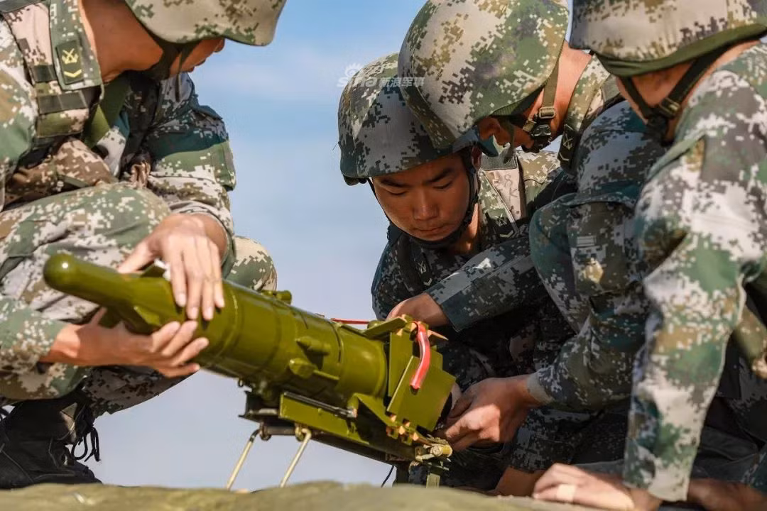 Phiên bản do Trung Quốc tự sản xuất và trang bị mang tên HJ-73 hay Hồng Tiễn 73, được đưa vào trang bị trong Lục quân Trung Quốc từ năm 1979. Nguồn ảnh: Sina.