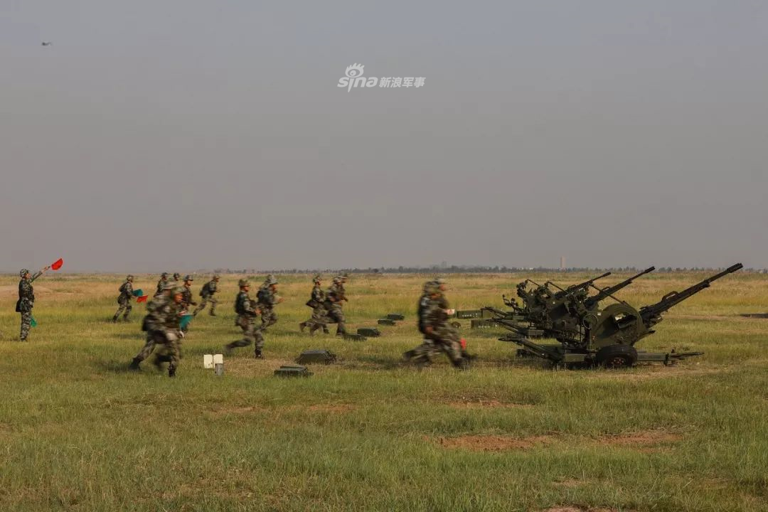 Với hoả lực phòng không, để đảm bảo an toàn nhất cho trận địa pháo nhưng cũng nâng cao tính cơ động, các loại pháo phòng không cỡ nhỏ như ZU-23-2 hoặc PG-99 sẽ được sử dụng kèm theo với đó là các tên lửa phòng không vác vai. Nguồn ảnh: Sina.