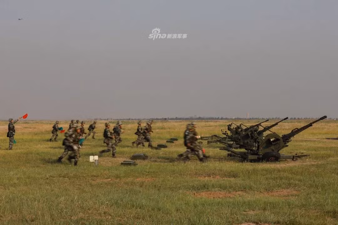 Với hoả lực phòng không, để đảm bảo an toàn nhất cho trận địa pháo nhưng cũng nâng cao tính cơ động, các loại pháo phòng không cỡ nhỏ như ZU-23-2 hoặc PG-99 sẽ được sử dụng kèm theo với đó là các tên lửa phòng không vác vai. Nguồn ảnh: Sina.