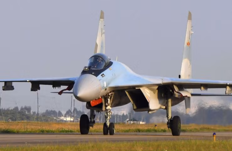 Tuy nhiên ngay sau khi hợp đồng Su-35 đầu tiên của hai nước được hoàn thành việc giao hàng, các nguồn thạo tin từ phía Trung Quốc đã nhận định nước này nhiều khả năng sẽ không mua thêm lô Su-35 thứ hai từ Nga do giá bán quá đắt đỏ. Nguồn ảnh: TheArchive.