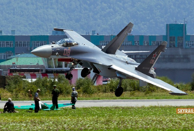 Hợp đồng mua bán Su-35 từ Nga của Indonesia có giá trị tổng cộng 1,14 tỷ USD trong đó bao gồm 11 chiến đấu cơ cùng với chi phí đào tạo phi công, đào tạo đội ngũ nhân viên mặt đất cũng như chi phí hao mòn linh kiện. Nguồn ảnh: TheArchive.