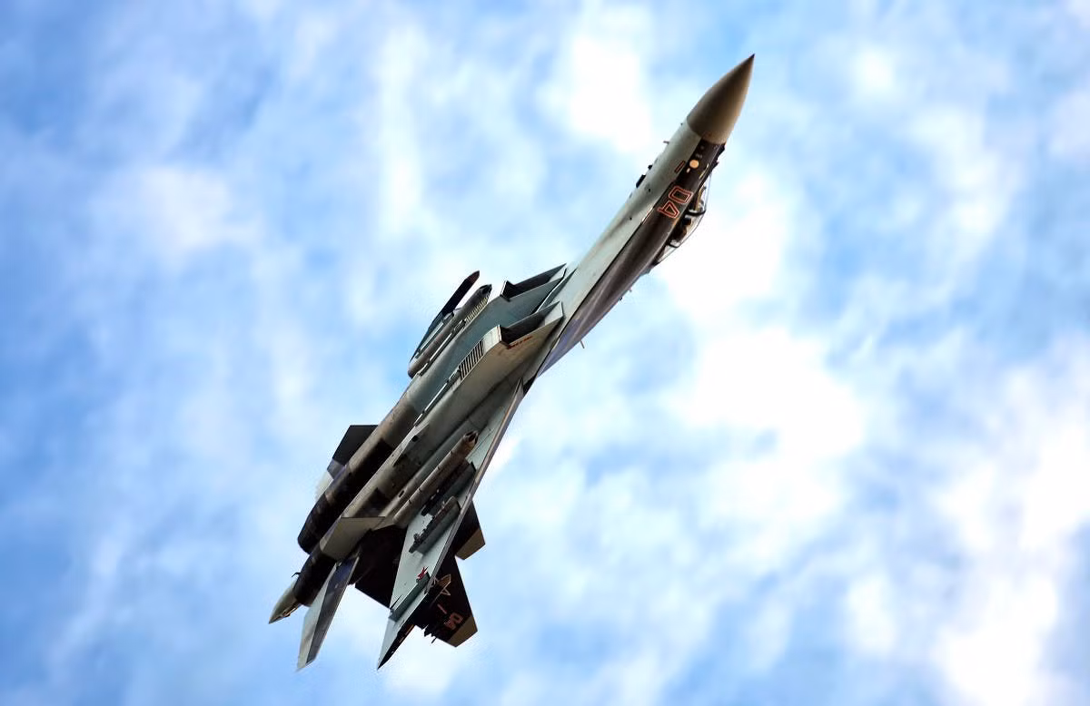 Ngoài hai quốc gia kể trên, ở thời điểm hiện tại còn rất nhiều quốc gia khác trên thế giới có hứng thú với "siêu cơ" Su-35 này của Nga, trong đó bao gồm UAE, Ấn Độ, Ai Cập, Thổ Nhĩ Kỳ,...Tờ Kommersant của Nga trong quá khứ còn từng khẳng định, Việt Nam cũng có hứng thú với loại chiến đấu cơ này nhưng không đưa ra bình luận chi tiết thêm. Nguồn ảnh: TheArchive.