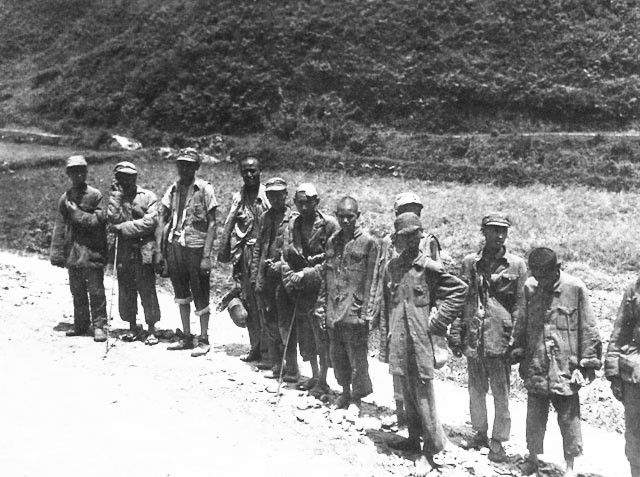 Trong suốt thời gian 8 năm diễn ra chiến tranh với Nhật Bản, Trung Quốc đã phải hứng chịu tổn thất cực kỳ lớn. Ước tính có khoảng 20 triệu người Trung Quốc thiệt mạng trong toàn cuộc chiến, 15 triệu người khác bị thương tật vĩnh viễn. Nguồn ảnh: Thearchive.