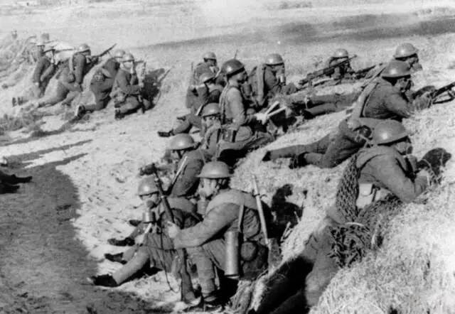 Tuy nhiên sau khi Chiến tranh Thế giới thứ hai kết thúc, nội chiến ở Trung Quốc lại nổ ra triền miền và lực lượng Quốc Dân Đảng buộc phải bỏ chạy ra đảo Đài Loan nên những đóng góp lớn lao của người Trung Quốc trong Chiến tranh Thế giới thứ hai đã bị chìm vào quên lãng hoặc bị phương Tây "cố tình không nhắc tới". Nguồn ảnh: Thearchive.