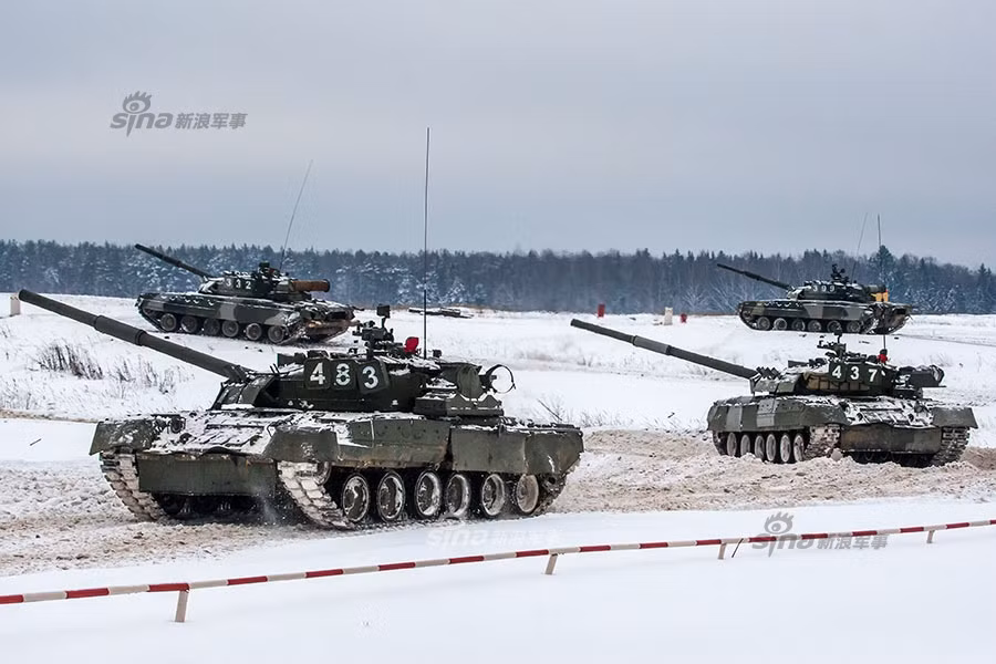 Việc Nga đưa kíp lái nữ đi thi đấu giải Tank Biathlon này sẽ tạo ra tiền lệ, giúp các quốc gia khác "tự tin" hơn trong các năm sau khi hoàn toàn có thể đăng ký cho kíp lái chiến sĩ nữ lái xe tăng đi thi đấu "sòng phẳng" với các đội thi nam tới từ các quốc gia khác. Nguồn ảnh: Sina.