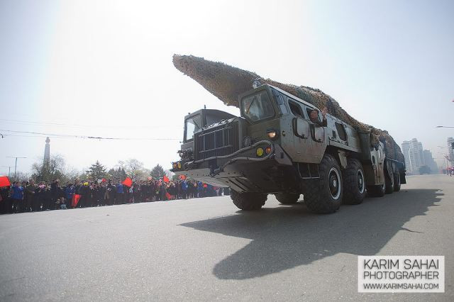 Syria cũng từng nhập khẩu một loạt tên lửa từ Triều Tiên, nổi bật nhất là tổ hợp tên lửa SCUD-B. Nhiều nguồn tin cũng khẳng định Triều Tiên từng giúp Syria cải tiến tổ hợp tên lửa SCUD-C hoặc SCUD-D của nước này. Nguồn ảnh: Commons.