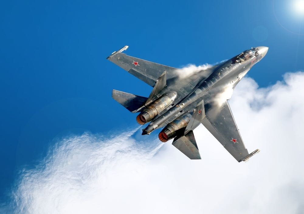 Mặc dù vậy, hệ thống động cơ kiểu mới cho phép trọng lượng cất cánh tối đa của Su-35 được mở rộng lên tới 34,5 tấn - trong khi đó với Su-27 chỉ là 30,5 tấn. Bản thân Su-35 cũng mang được theo nhiều nhiên liệu hơn, tối đa là 11,5 tấn - nhiều hơn 22% so với lượng nhiên liệu mà Su-27 có thể mang theo. Nguồn ảnh: Rumil.