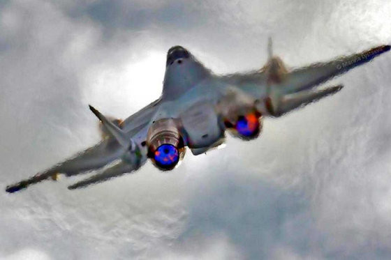 Dù chỉ là radar quét mảng pha bị động và được thiết kế để không chiến ở cự ly gần, tuy nhiên radar của Su-35 vẫn có khoảng cách dò tìm lên tới 400 km với mục tiêu có độ tán xạ radar tương đương hoặc ít nhất bằng 3 mét vuông. Với các mục tiêu có độ tán xạ radar thấp nhất 0,01 mét vuông (máy bay tàng hình) phạm vi dò tìm đạt tối đa 90 km. Nguồn ảnh: Rumil.