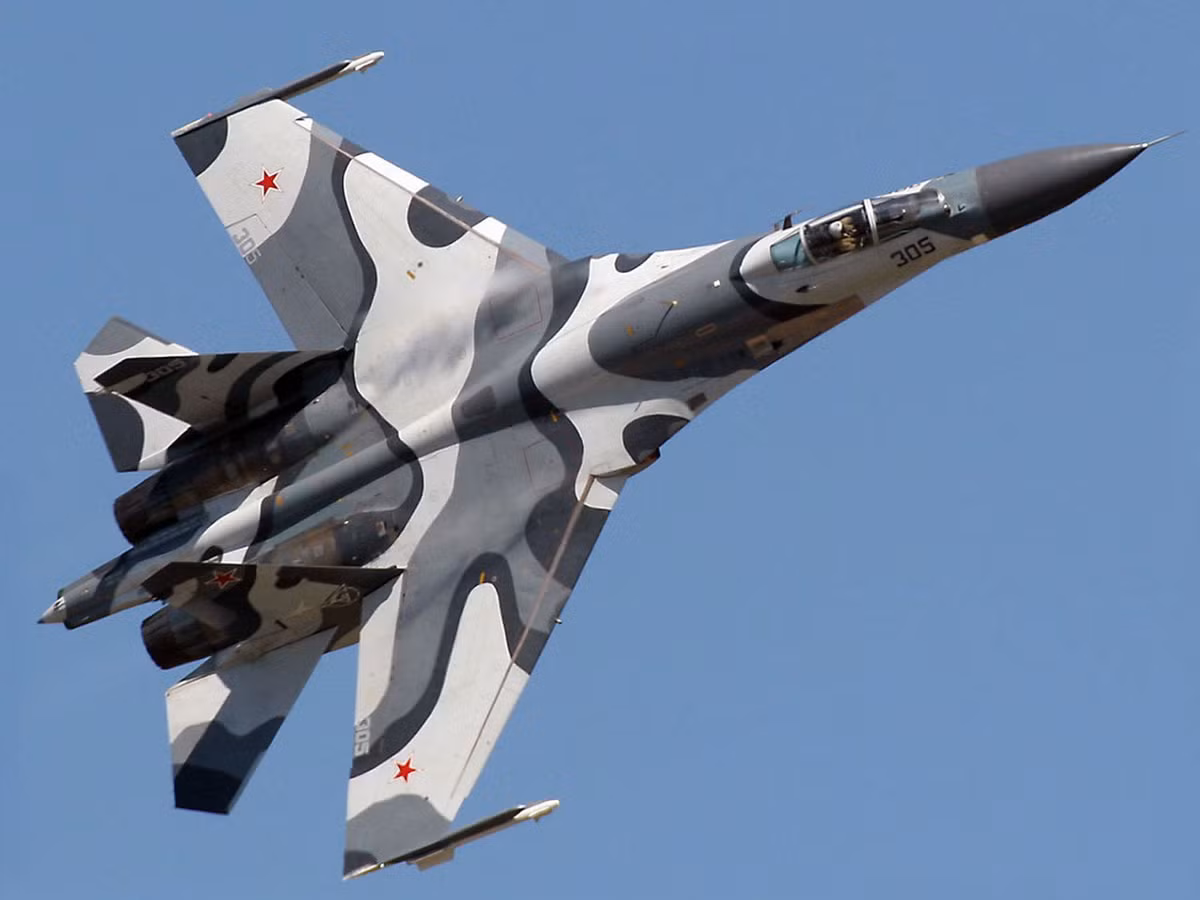 Ngoài hệ thống điện, điện tử hiện đại, Su-35 còn nổi tiếng với khả năng cơ động tuyệt vời trên không. Với hệ thống động cơ vector cải tiến và kiểu dáng khí động học riêng, Su-35 từng thực hiện được những động tác khiến các chuyên gia phương Tây phải ngả mũ thán phục, cho rằng đầy là một "phương tiện bay của người ngoài hành tinh" chứ không phải là máy bay đơn thuần. Nguồn ảnh: Rumil.