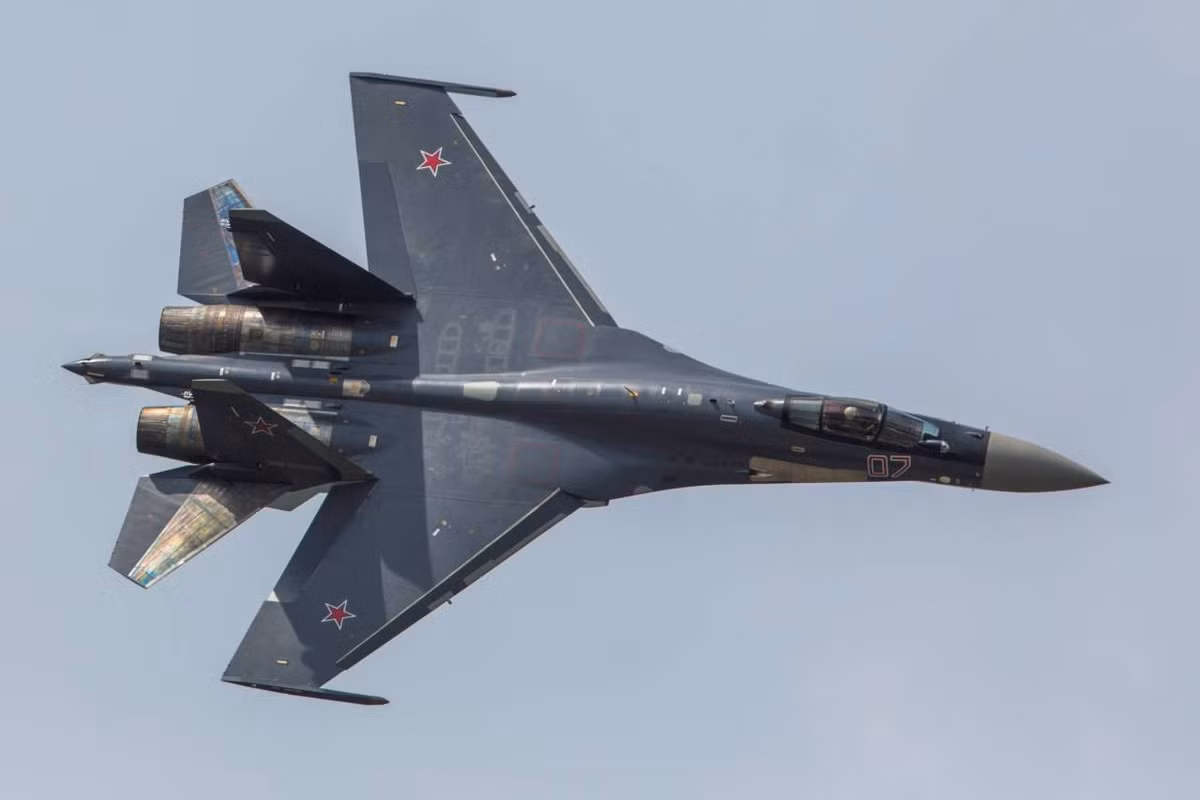 Thiết kế của tiêm kích Su-35 về mặt cảm quan có thể nói là giống hệt với Su-27, phần cánh mũi và cánh tà hãm tốc vốn xuất hiện trên những bản mấu Su-35 đầu tiên sau này cũng bị lược bỏ bớt đi để có được khung máy bay chắc chắn hơn, đồng thời giảm thiểu cơ cấu cơ khí hoạt động cũng giúp Su-35 ít hỏng hóc hơn. Nguồn ảnh: Rumil.