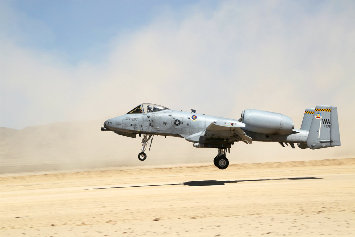 Cường kích cơ A-10 Thunderbolt II là một trong những loại máy bay "cứng cáp" nhất của Mỹ. Loại máy bay này có thể hạ cánh ở bất cứ cánh đồng bằng phẳng nào mà không cần tới đường băng tiêu chuẩn. Nguồn ảnh: BI.