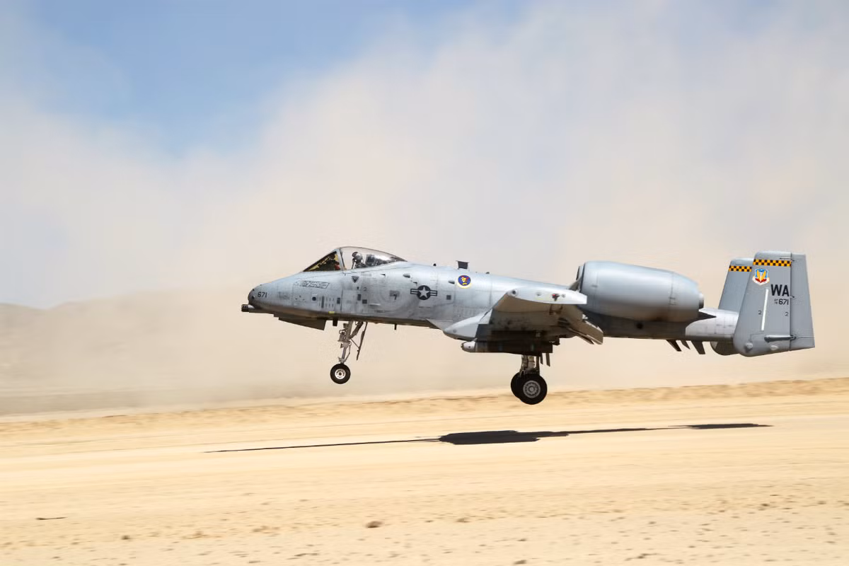 Cường kích cơ A-10 Thunderbolt II là một trong những loại máy bay "cứng cáp" nhất của Mỹ. Loại máy bay này có thể hạ cánh ở bất cứ cánh đồng bằng phẳng nào mà không cần tới đường băng tiêu chuẩn. Nguồn ảnh: BI.