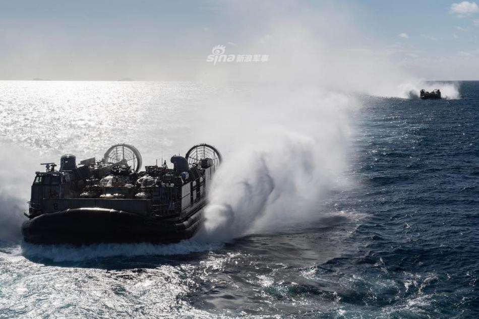 Loại tàu đệm khí này có đặc điểm "ăn tiền" nhất đó là nó có thể di chuyển tốt cả trên biển lẫn trên đất liền, cho phép đưa phương tiện trang bị vũ khí vượt qua bãi biển - nơi nguy hiểm nhất trong mọi cuộc đổ bộ đường biển - vào thẳng đất liền. Nguồn ảnh: Sina.