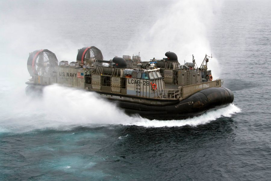 Tính tới năm 2012, trong biên chế của Hải quân Mỹ đang có 80 tàu đệm khí LCAC cùng với khoảng hơn 40 tàu khác đang nằm trong biên chế dự bị. Tuy nhiên tới năm 2019, do vấn đề cắt giảm ngân sách số lượng tàu đệm khí trong biên chế của Mỹ giảm xuống chỉ còn 50. Nguồn ảnh: Sina.