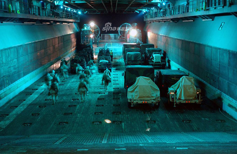 Với khả năng mang theo 60 tấn hàng hoá hoặc chở quá tải tối đa lên tới 75 tấn, tàu đệm khí LCAC có thể mang theo một lượng lớn phương tiện chiến đấu như xe bọc thép Humvee hoặc xe thiết giáp LAV-25 vào thẳng đất liền trong mọi cuộc đổ bộ đường biển. Nguồn ảnh: Sina.