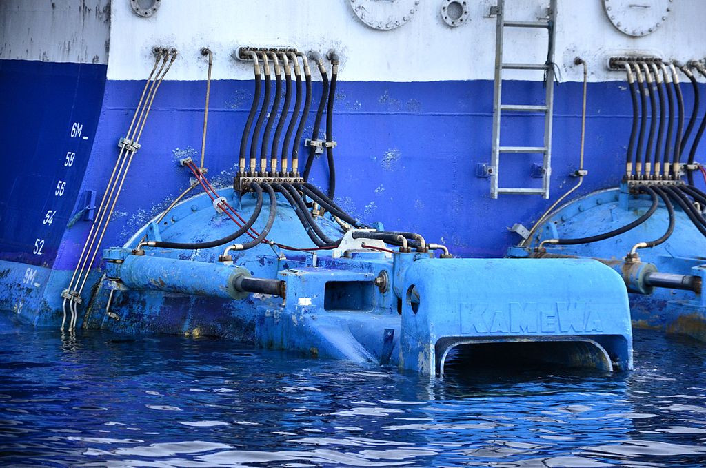 Ngoài ra, loại động cơ bơm nước phản lực này còn có ưu điểm lớn hơn nữa đó là do không sử dụng chân vịt lộ thiên, hệ thống bơm phun nước áp lực sẽ khó bị vướng vào các loại rác thải cỡ lớn hay lưới đánh cá trôi nổi bên trong lòng biển. Nguồn ảnh: QQ.