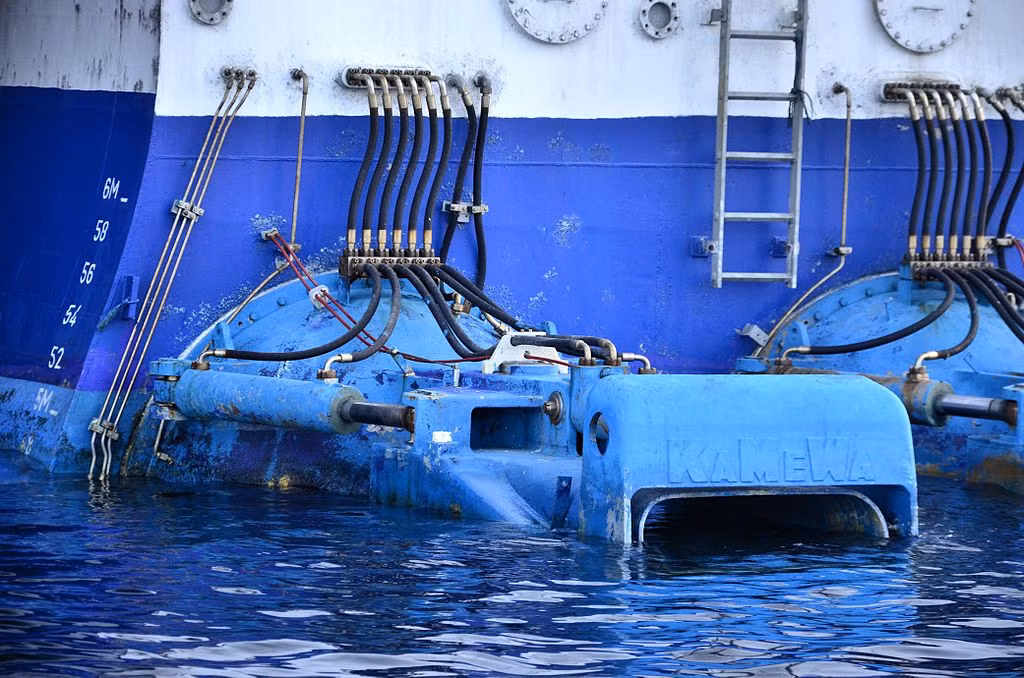 Ngoài ra, loại động cơ bơm nước phản lực này còn có ưu điểm lớn hơn nữa đó là do không sử dụng chân vịt lộ thiên, hệ thống bơm phun nước áp lực sẽ khó bị vướng vào các loại rác thải cỡ lớn hay lưới đánh cá trôi nổi bên trong lòng biển. Nguồn ảnh: QQ.