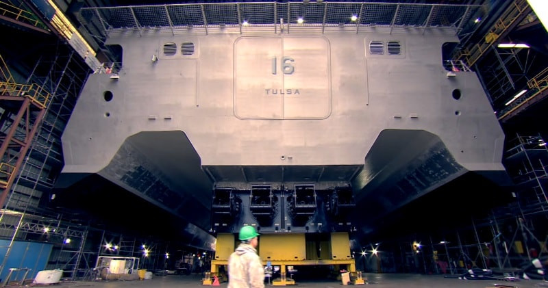 Cận cảnh lớp tàu chiến đấu ven bờ của Mỹ với hệ thống bốn ống phun nước áp lực ở đáy tàu để tạo lực đẩy. Nguồn ảnh: QQ.