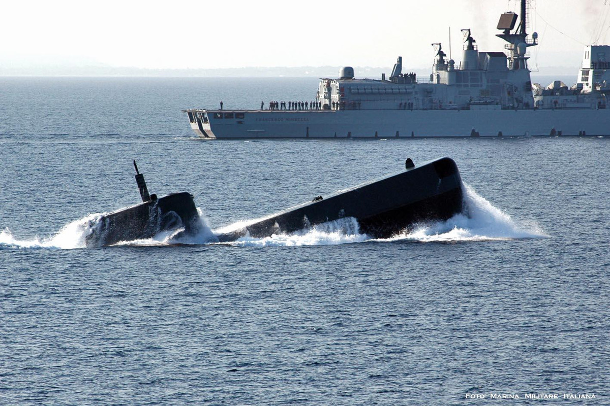 Hiện nay cũng có khá ít tàu ngầm sử dụng loại động cơ này, tuy nhiên trong tương lai chắc chắn bơm nước áp lực sẽ là thế hệ động cơ đẩy tiếp theo cho các tàu chiến, tàu ngầm sau mấy trăm năm con người sử dụng chân vịt truyền thống để di chuyển. Nguồn ảnh: QQ.