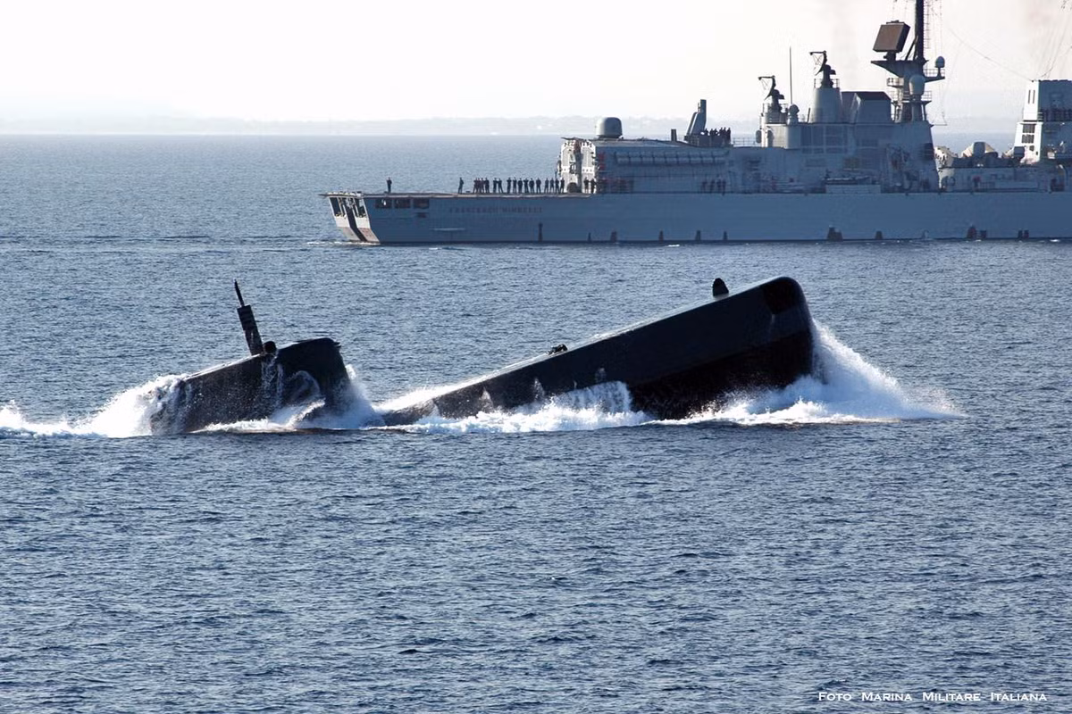 Hiện nay cũng có khá ít tàu ngầm sử dụng loại động cơ này, tuy nhiên trong tương lai chắc chắn bơm nước áp lực sẽ là thế hệ động cơ đẩy tiếp theo cho các tàu chiến, tàu ngầm sau mấy trăm năm con người sử dụng chân vịt truyền thống để di chuyển. Nguồn ảnh: QQ.