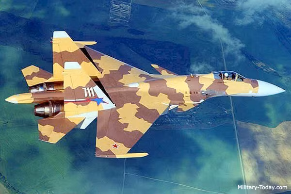  Chiến đấu cơ Su-37 được phát triển dựa trên phiên bản Su-27 huyền thoại trong quá khứ của Liên Xô. Giống với phiên bản gốc, Su-37 được thiết kế để trở thành máy bay chiến đấu đa nhiệm vụ và có thể vận hành trong mọi điều kiện thời tiết bất kể ngày đêm. Nguồn ảnh: TheArchive.