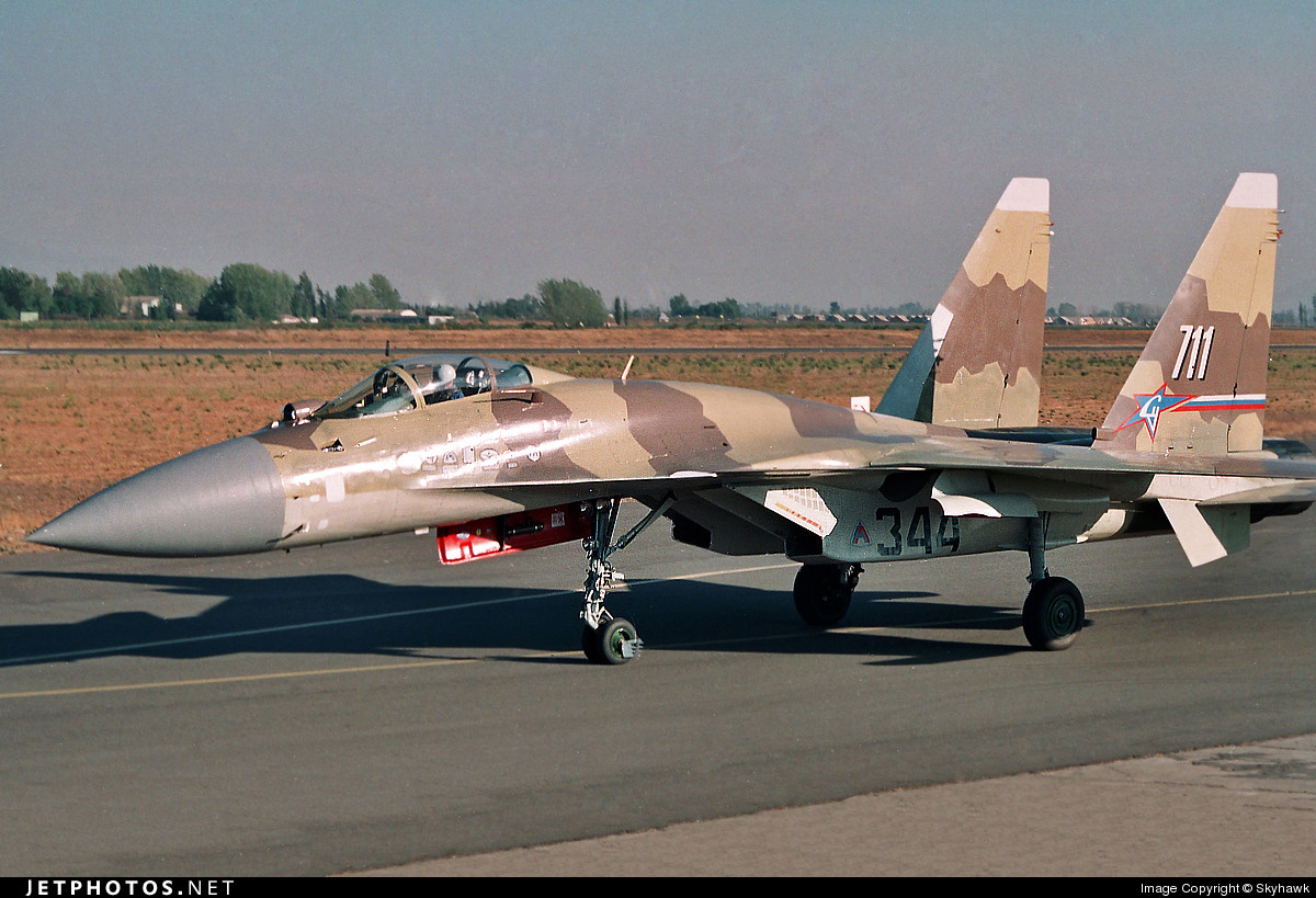 Máy bay cũng được trang bị hệ thống kiểm soát bay fly-by-wire giúp tăng cường thêm khả năng bay nhào lộn của mình. Đây không những được xem là mẫu máy bay có độ cơ động cao nhất trong dòng máy bay được phát triển từ Su-27 mà còn được coi là loại máy bay có khả năng cơ động tốt bậc nhất của Nga trong quá khứ. Nguồn ảnh: TheArchive.