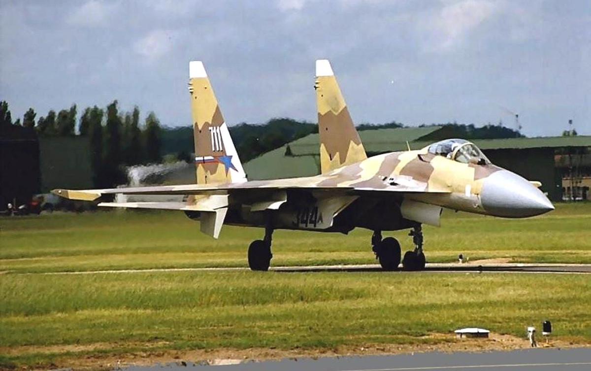Đặc trưng của dòng Su-37 so với các mẫu chiến đấu cơ khác được phát triển từ Su-27 đó là nó có khả năng thao diễn cực kỳ "bá đạo" với việc được trang bị các động cơ có vector 2D độc lập hoàn toàn. Nguồn ảnh: TheArchive.