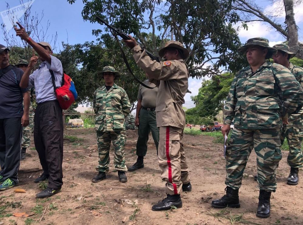 Các trại huấn luyện thường được đặt ở những khu vực ngoại ô và trong khoá huấn luyện, người dân còn được tiếp xúc, học cách sử dụng các loại súng trường thật.