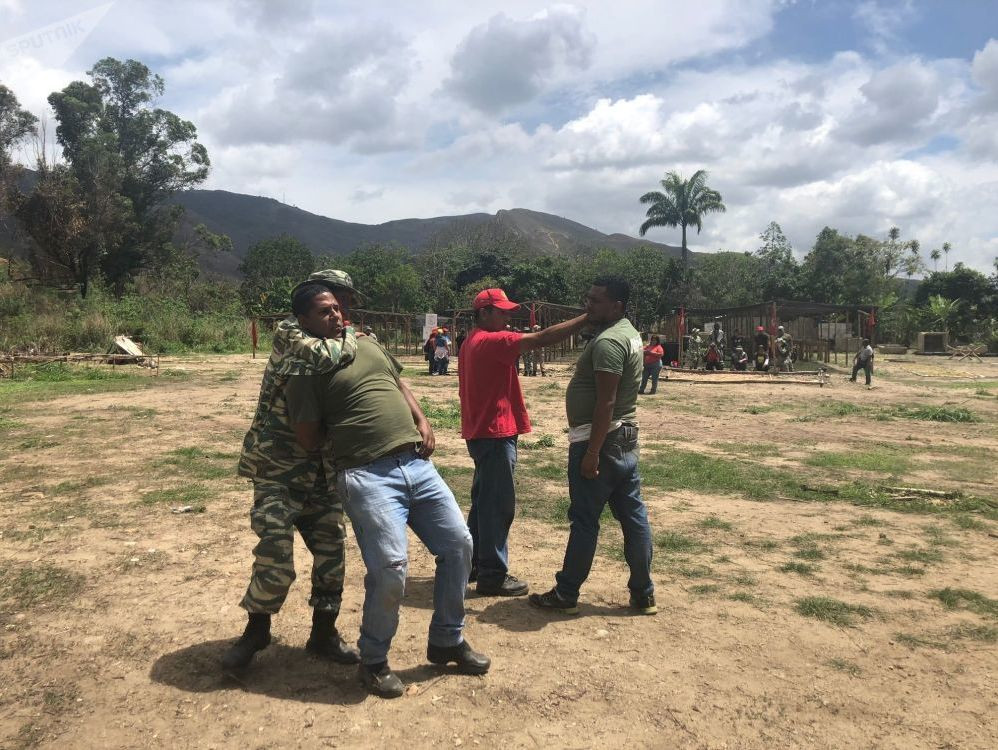 Võ cận chiến cũng là một trong những bài học quan trọng được Lực lượng Vũ trang Venezuela đào tạo cho những người tham gia vào khoá học này.