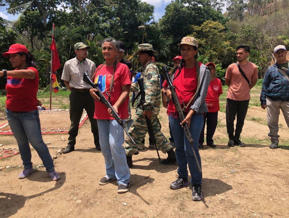 Người cao tuổi ở Venezuela đi tập quân sự.