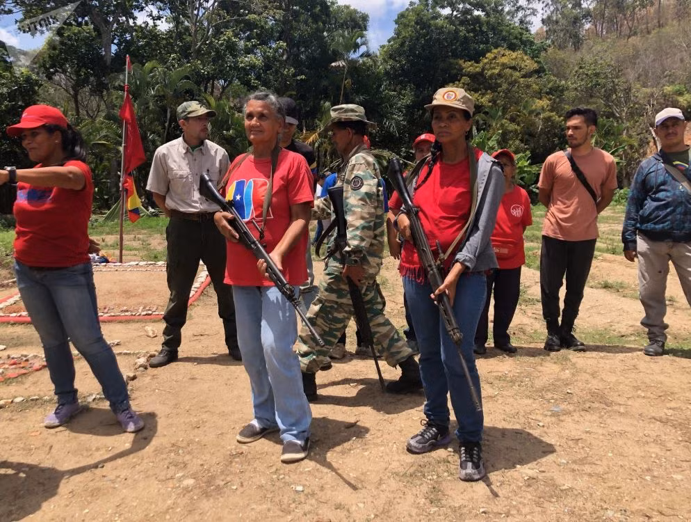 Người cao tuổi ở Venezuela đi tập quân sự.