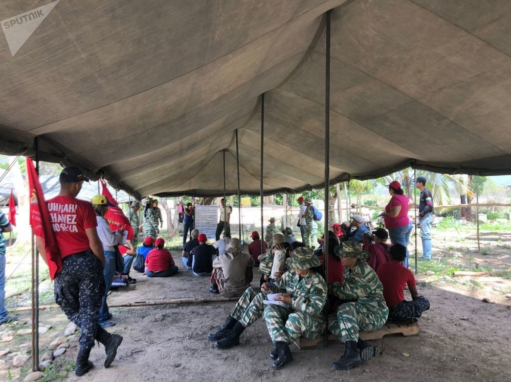 Bên trong một khu trại tạm được quân đội Venezuela dựng lên nhằm phục vụ mục đích huấn luyện cho lực lượng dân quân.