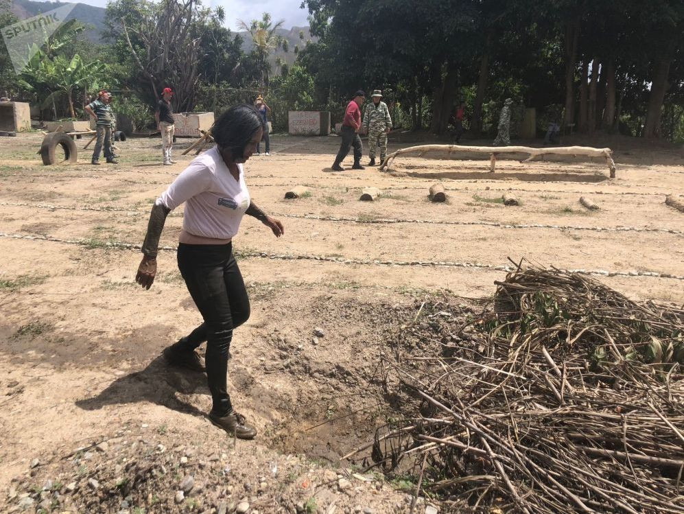 Các bài tập vượt chướng ngại vật được dựng lên khá sơ sài nhưng cũng không hề dễ dàng vượt qua.