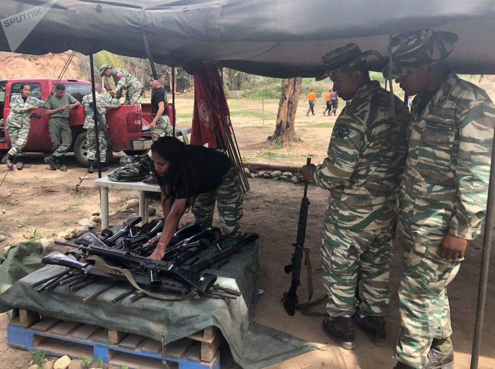 Vũ khí được chuẩn bị cho các buổi huấn luyện quân sự dành cho dân quân, thông thường sẽ có những buổi tập riêng chỉ đào tạo bắn súng bằng đạn thật.