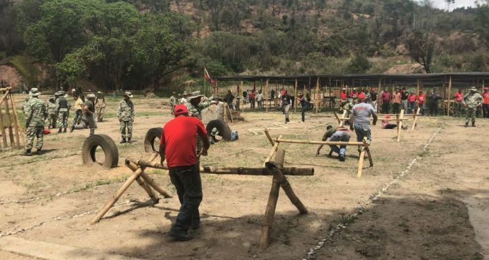 Không chỉ lực lượng người cao tuổi ở Venezuela được đào tạo, huấn luyện quân sự, thanh thiếu niên ở quốc gia này cũng được đào tạo cơ bản về quân sự ngay trong nhà trường.
