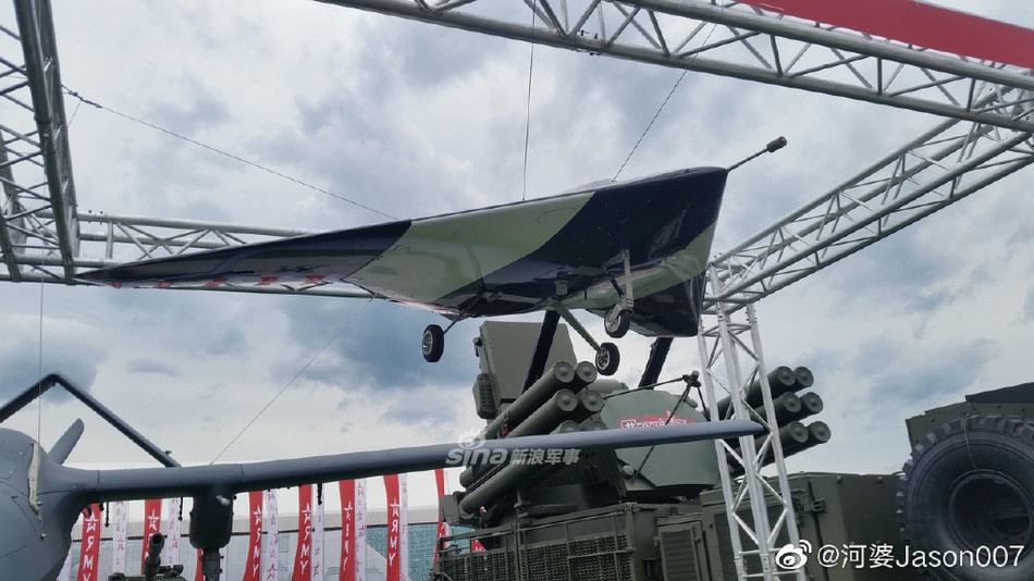 Trong tiếng Nga, Okhotnik có nghĩa là kẻ đi săn và loại máy bay này cũng có tên gọi khác là Okhotnik-B - nghĩa là nó đã là phiên bản thứ hai của dòng máy bay Thợ Săn không người lái do Nga tự thiết kế và chế tạo.