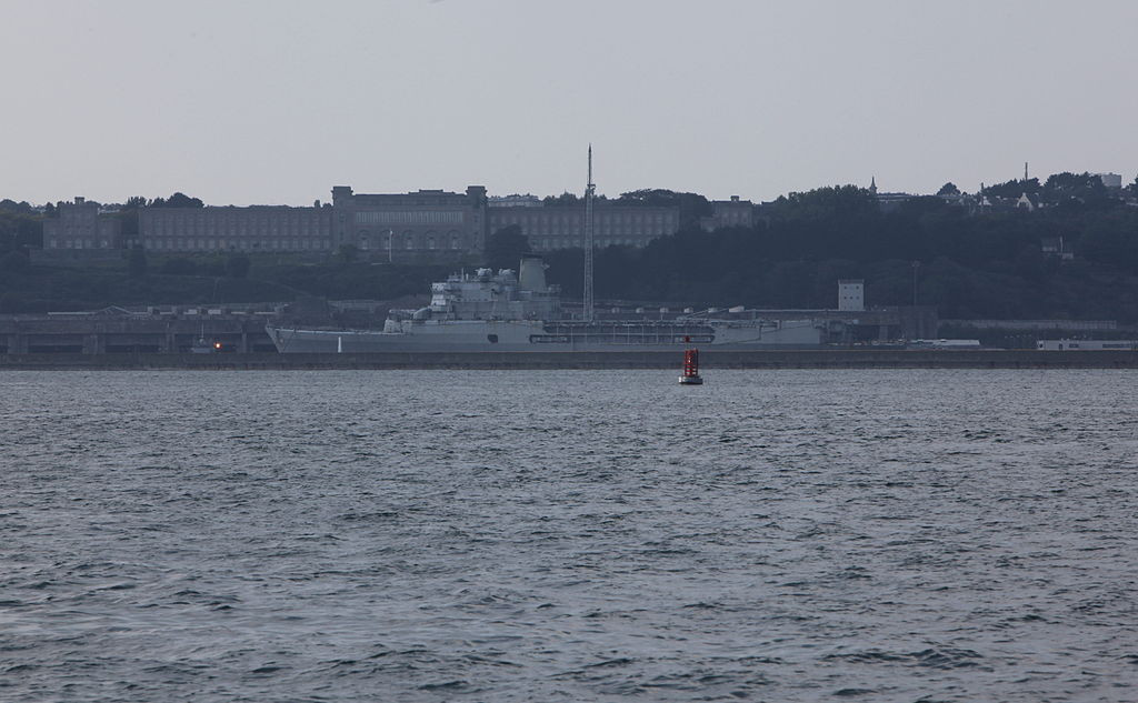 Do hoạt động trong thời bình, tuần dương hạm Jeanne d'Arc còn được tận dụng phục vụ cho công việc đào tạo phi công hải quân và nghiên cứu khoa học kỹ thuật. Ngoài ra, tàu cũng chịu trách nhiệm trực chiến và xuất hiện trong một vài điểm nóng trên thế giới vào thời điểm này. Nguồn ảnh: Lajeanne.