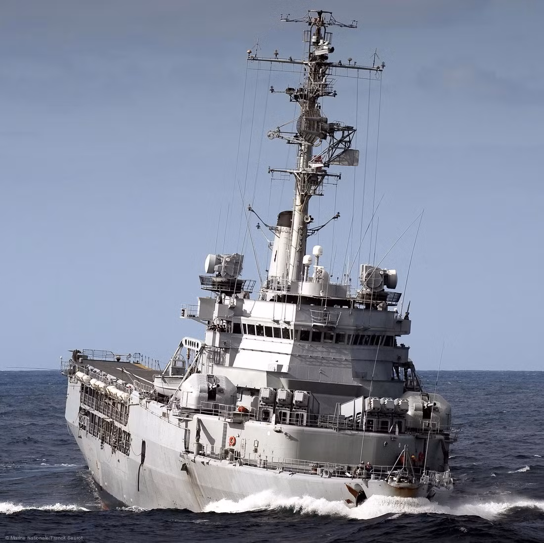 Mãi đến tận năm 2010, tàu Jeanne d'Arc mới chính thức bị loại bỏ khỏi biên chế của Hải quân Pháp - kết thúc hơn nửa thế kỷ phục vụ lực lượng này và tất nhiên, sau khi Jeanne d'Arc bị loại biên, Hải quân Pháp không còn bất cứ tuần dương hạm mang trực thăng nào được sử dụng để thay thế cho con tàu này. Nguồn ảnh: Lajeanne.