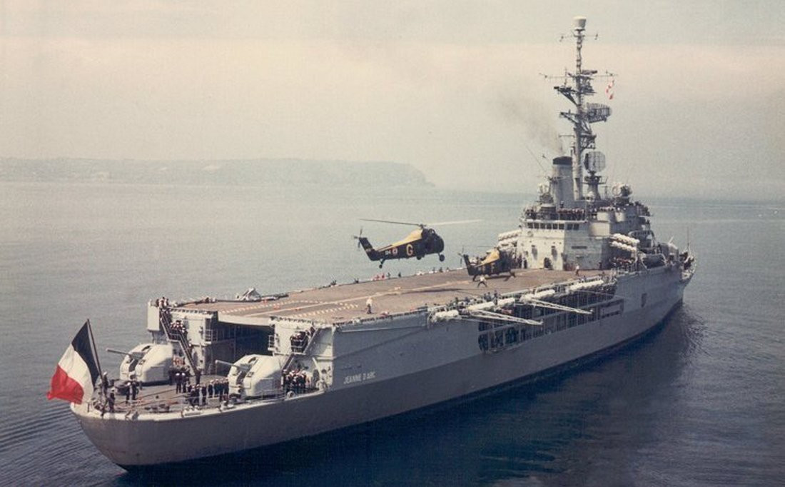 Ngoài khả năng mang trực thăng, Jeanne d'Arc cũng được trang bị hoả lực khá "khủng" bao gồm 6 tên lửa chống hạm Exocet-38 cùng với 4 pháo cỡ 100mm (tới năm 2000 bị loại bỏ bớt hai khẩu) cùng với 4 súng máy 12,7mm. Nguồn ảnh: Lajeanne.