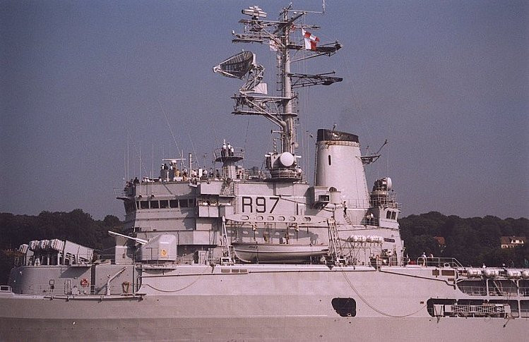 Jeanne d'Arc có chiều dài chỉ 182 mét, lườn rộng nhất 24 mét và có mớm nước tối đa 7,5 mét. Tàu được trang bị bốn động cơ công suất 10.000 sức ngựa, cho phép nó di chuyển với tốc độ tối đa lên tới 28 hải lý giờ tương đương 52 km/h. Nguồn ảnh: Lajeanne.