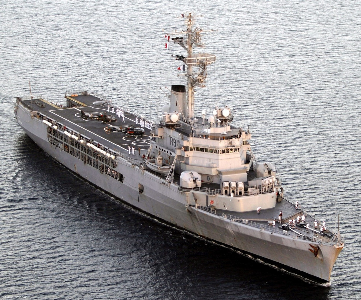 Mặc dù được mệnh danh là tàu tuần dương hạm mang trực thăng nhưng tối đa Jeanne d'Arc cũng chỉ mang theo được 4 trực thăng các loại. Trong trường hợp xảy ra chiến tranh, các kỹ sư của Pháp khẳng định có thể cải biên được tàu tuần dương này cho phép nó mang theo được tối đa 8 trực thăng các loại. Nguồn ảnh: Lajeanne.