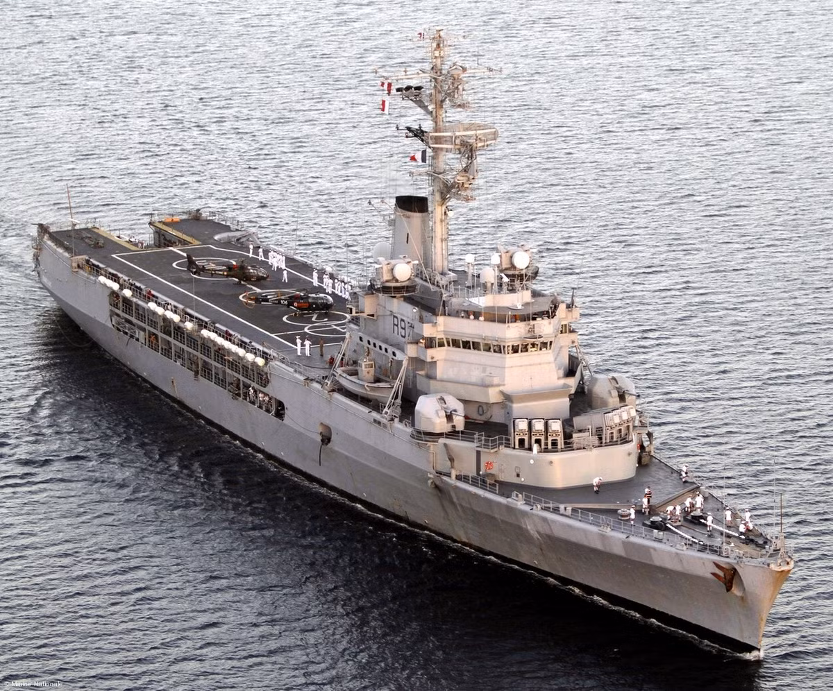 Mặc dù được mệnh danh là tàu tuần dương hạm mang trực thăng nhưng tối đa Jeanne d'Arc cũng chỉ mang theo được 4 trực thăng các loại. Trong trường hợp xảy ra chiến tranh, các kỹ sư của Pháp khẳng định có thể cải biên được tàu tuần dương này cho phép nó mang theo được tối đa 8 trực thăng các loại. Nguồn ảnh: Lajeanne.