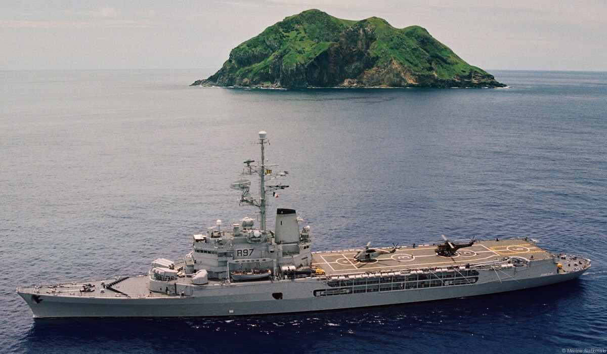 Biên chế đầy đủ của tuần dương hạm mang trực thăng Jeanne d'Arc vào khoảng hơn 600 người trong đó có 31 chỉ huy và 182 sĩ quan cùng với 150 sĩ quan học viên. Nguồn ảnh: Lajeanne.