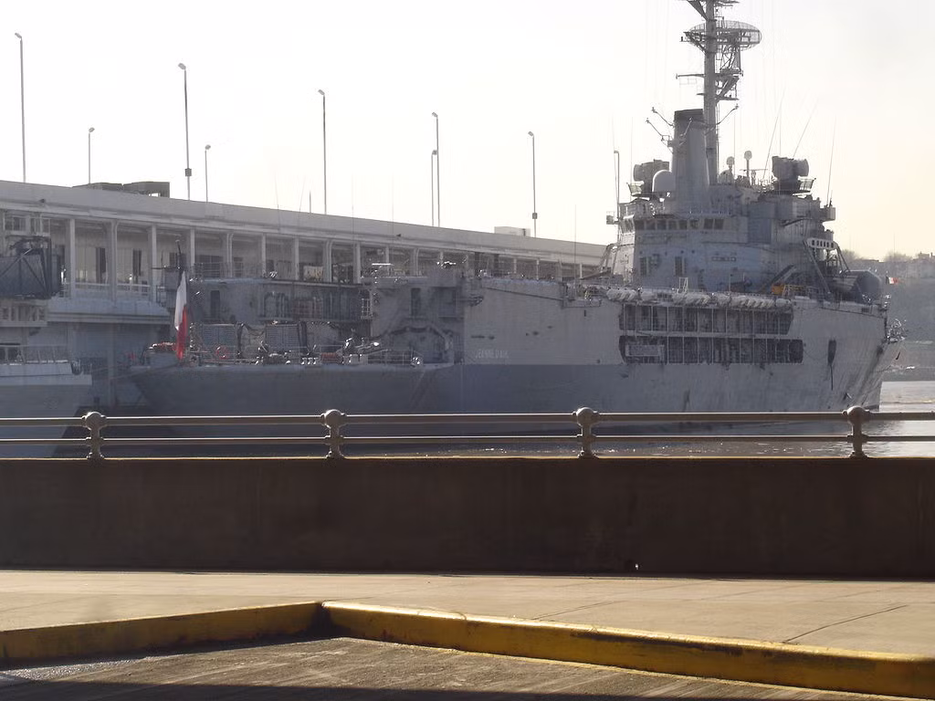 Tới năm 1961, tàu được chính thức hạ thuỷ nhưng phải mất tới ba năm sau - tới tận năm 1964 tuần dương hạm này mới được đưa vào biên chế và được sử dụng trong lực lượng Hải quân Pháp. Nguồn ảnh: Lajeanne.