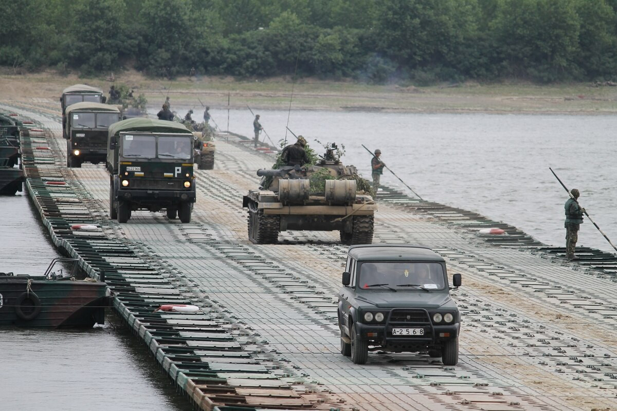 Giao thông qua lại dòng sông Danube trở lên tấp nập ngay sau khi cầu phao được hoàn thành. Nguồn ảnh: Estrada.