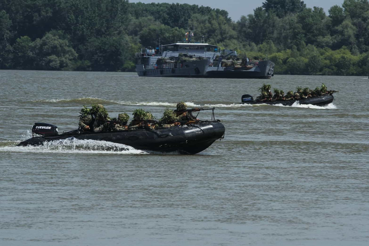 Đây cũng là lực lượng đã công binh đã quá quen thuộc với dòng sông Danube lớn thứ hai ở châu Âu này qua nhiều cuộc tập trận bắc cầu phao trong quá khứ. Ảnh: Trinh sát của lực lượng công binh tiến hành vượt sông, chiếm lĩnh hai bờ chuẩn bị cho việc bắc cầu phao. Nguồn ảnh: Estrada.