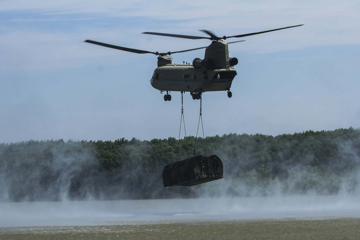 Những mảnh cầu phao được vận chuyển trực tiếp tới khu vực này bằng trực thăng vận tải CH-47 chứ không cần dùng xe tải như thông thường. Nguồn ảnh: Estrada.