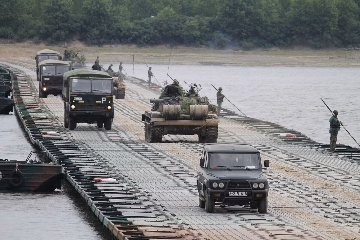 Giao thông qua lại dòng sông Danube trở lên tấp nập ngay sau khi cầu phao được hoàn thành. Nguồn ảnh: Estrada.
