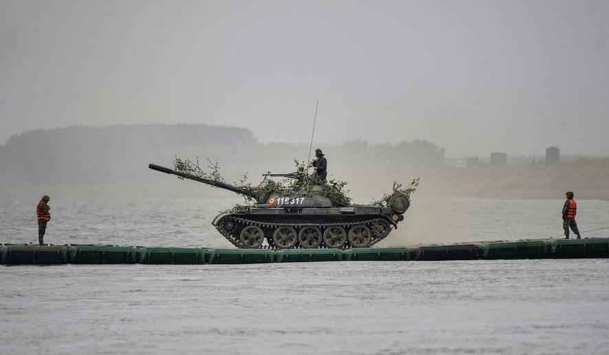 Xe tăng chủ lực của Quân đội Romania vượt sông trên cầu phao dã chiến vượt mắc. Nguồn ảnh: Estrada.